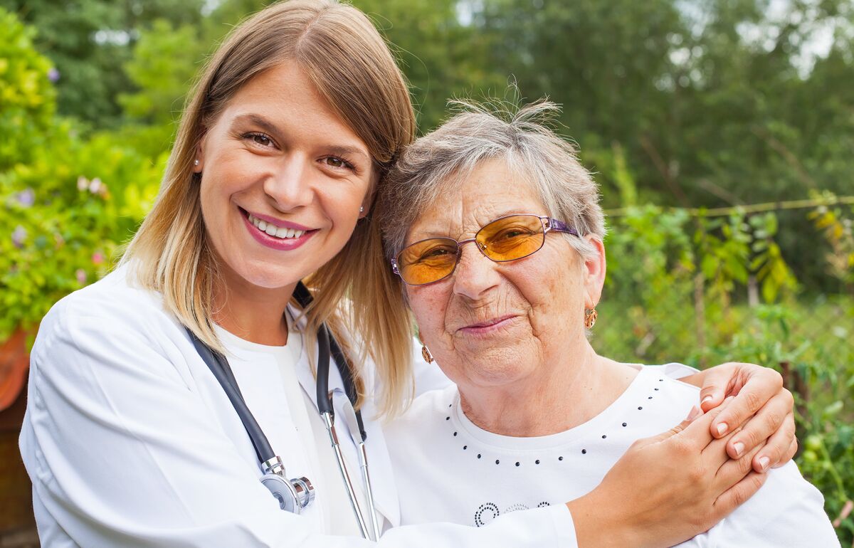 Eine neue Studie zeigt, wie wichtig die Kommunikation zwischen Arzt und Patient ist/ Bild: Adobe Stock Wie sich der Arzt im Gespräch mit dem Patienten verhält, hat laut einer US-Studie Einfluss darauf, wie effektiv die Behandlung ist / Bild: Adobe Stock