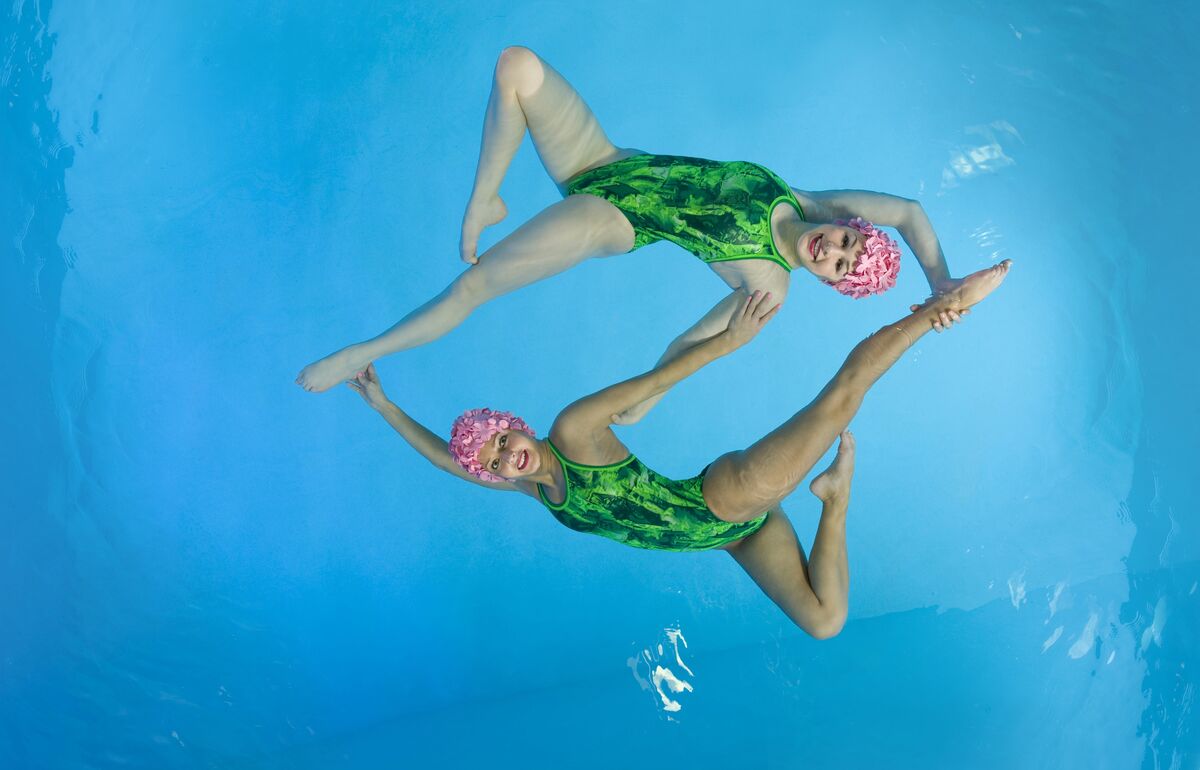 Mit sanfter Gymnastik den Körper trainieren / Bild: Adobe Stock Unterwassergymnastik eignet sich besonders für Schwangere/ Bild: Adobe Stock