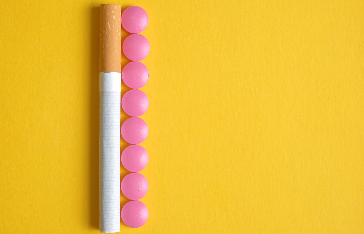Die Kombination von Nikotin und hormonellen Verhütungsmitteln kann ernstzunehmende Nebenwirkungen mit sich bringen/ Bild: Adobe Stock Rauchen und die Anti-Baby-Pille vertragen sich nicht - aber warum eigentlich?