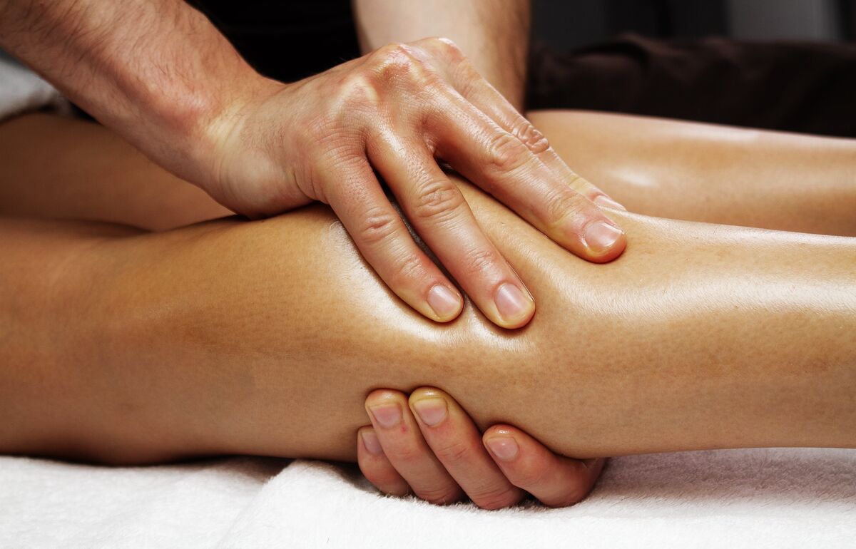 Die Lymphdrainage ist eine sanfte Massagetechnik, die hilft, Schwellungen zu reduzieren / Bild: Adobe Stock Egal ob post-operative Schwellungen, geschwollene Beine während der Schwangerschaft oder Akne: Die Lymphdrainage ist eine vielseitige Behandlungsmethode / Bild: Adobe Stock