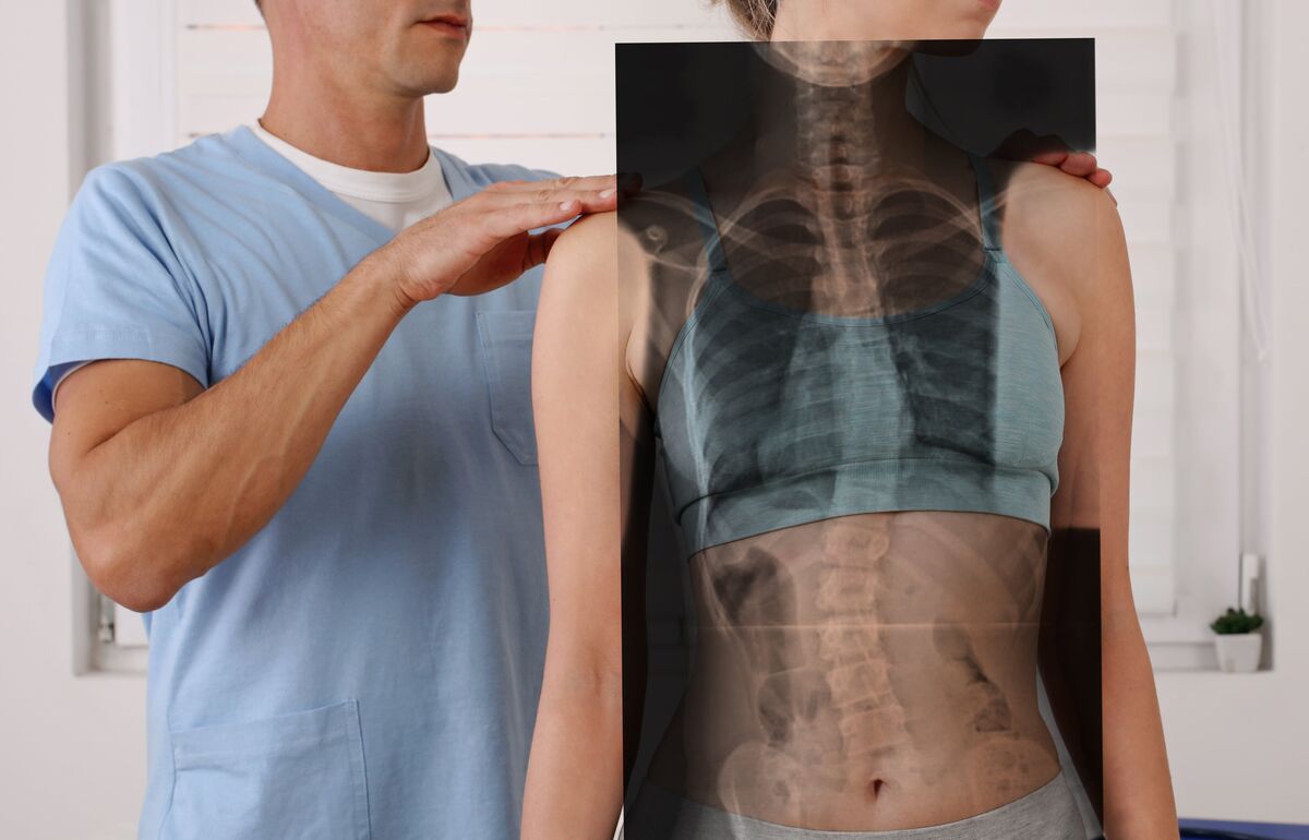 Wirbelsäulentherapie nach Dorn & Breuss: Sanfte Heilung von Rückenschmerzen / Bild: Adobe Stock Sanfte Behandlung, langzeitige Wirkung: Die Wirbelsäulentherapie nach Dorn & Breuss / Bild: Adobe Stock