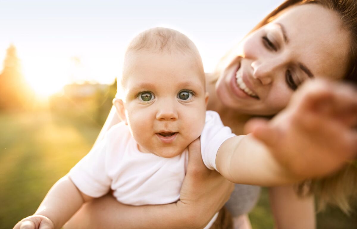 So eng sind Mutter und Kind miteinander verbunden. Akupunktur lindert Schmerzen/ Bild: Fotolia Mehrere Studien beweisen, dass während der Schwangerschaft ein Zellaustausch zwischen Mutter und Kind stattfindet.