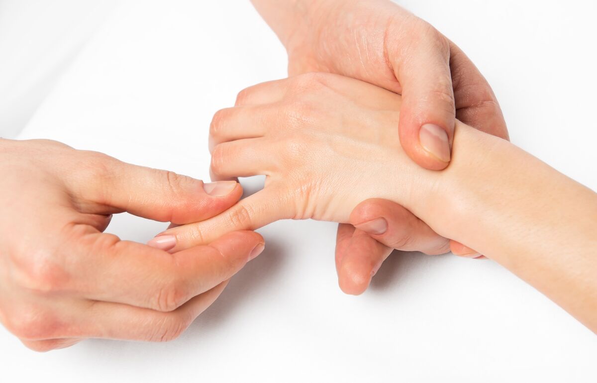 Bei Einschränkungen und Schmerzen an den Händen ist schnelles Handeln gefragt. Physiotherapie lindert die Beschwerden und hilft dabei, schnell wieder in den Alltag zu starten. / Adobe Stock Um eine Kostenrückerstattung zu erhalten, muss Handtherapie nach ärztlicher Verordnung durchgeführt werden. Trotzdem werden die Kosten für eine Therapie von der ÖGK nur zum Teil übernommen. / Adobe Stock