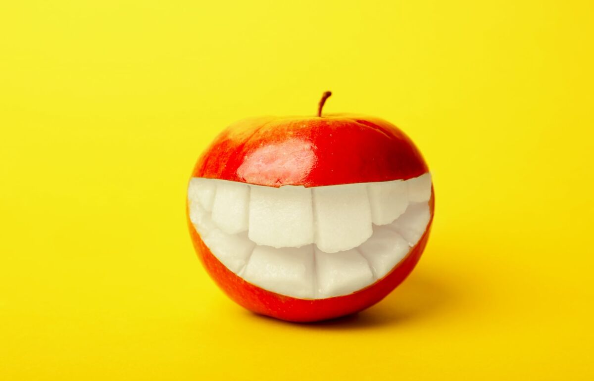 New Africa / stock.adobe.com Ein schönes Lächeln und gesunde Zähne ohne Zahnlücke