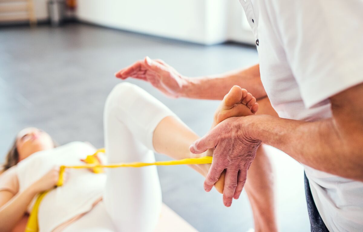 Für wen ist Physiotherapie geeignet und wird sie von der Krankenkasse übernommen? Bild: Adobe Stock Physiotherapie kann bei allerlei Beschwerden hilfreich sein/ Bild: Adobe Stock
