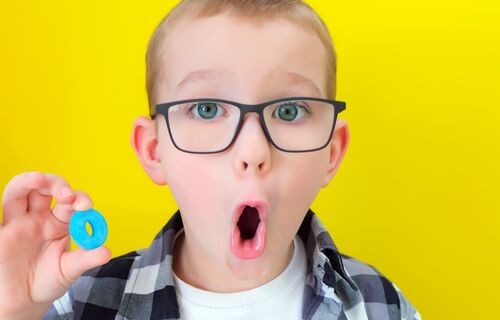 Logopädie kann bei Stimm-, Sprach- oder Hörbeeinträchtigungen helfen / Bild: Adobe Stock