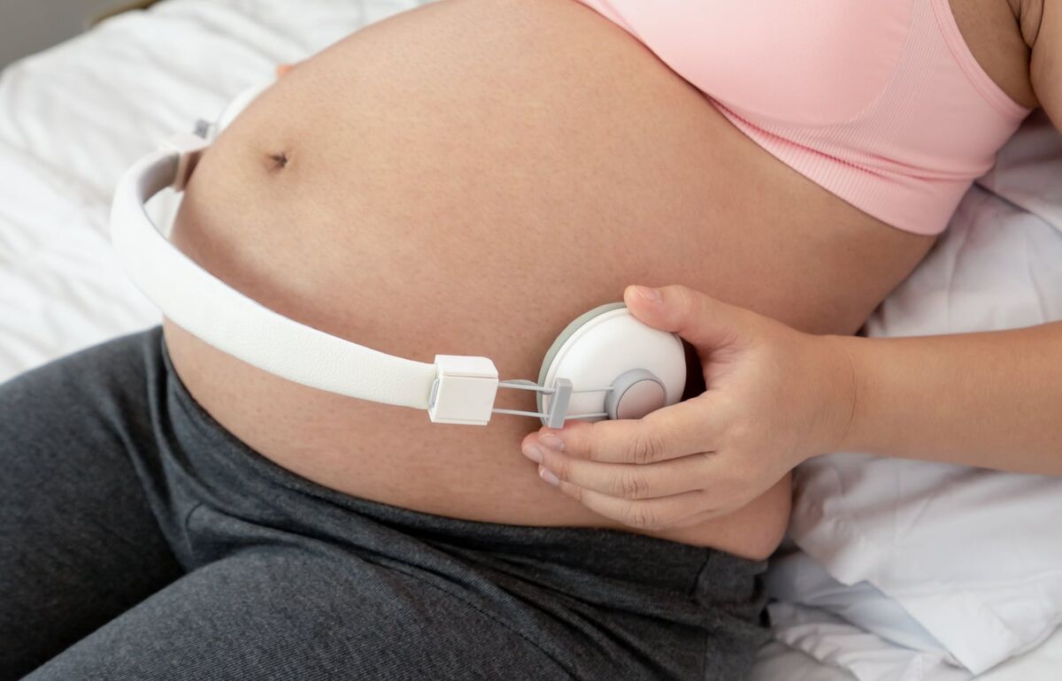 Laut einer aktuellen Studie beginnt der Prozess der Sprachbildung schon sehr früh. Akupunktur lindert Schmerzen/ Bild: Fotolia Eine Studie der der Med-Uni Wien zeigt, dass Babys schon im Mutterleib beginnen, Sprache zu verstehen.