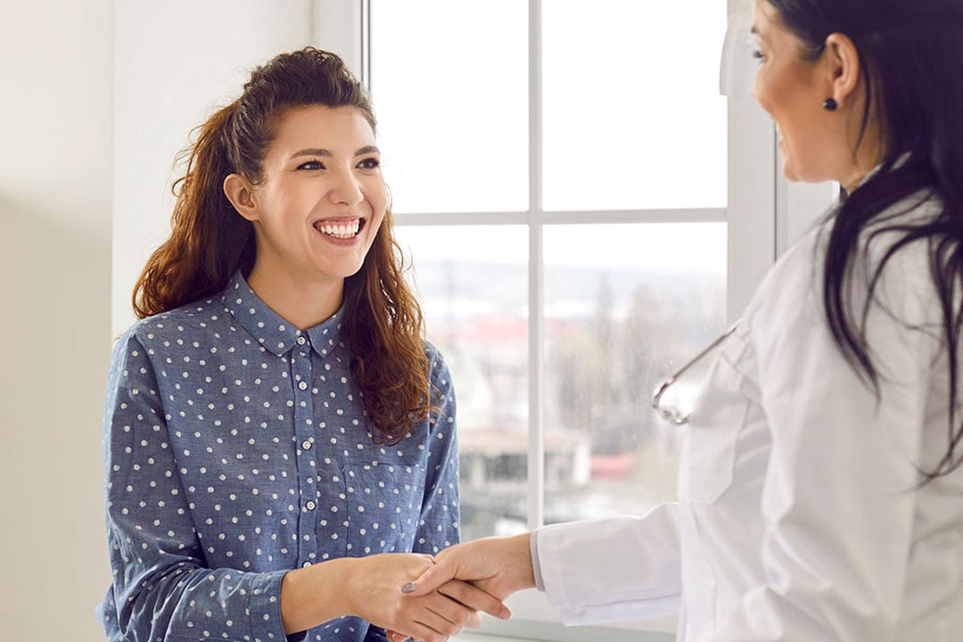 Gynäkologin und Patientin – Wahlarzt-Versicherung Gynäkologin und Patientin – Wahlarzt-Versicherung bei Endometriose in Österreich
